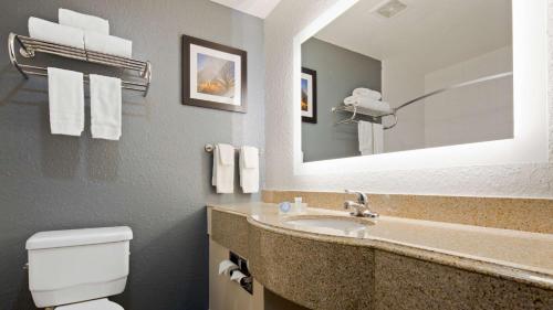 Waldo沃尔多贝斯特韦斯特套房酒店的一间带水槽、卫生间和镜子的浴室