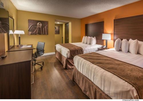 博尔德城Best Western Hoover Dam Hotel - SE Henderson, Boulder City的酒店客房配有两张床和一张书桌