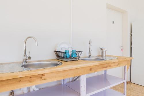 塔林EHE Hostel的厨房里设有木台和两个水槽