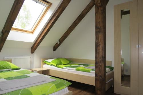 Olešnice纳波利宾馆的一间卧室设有两张床和窗户。