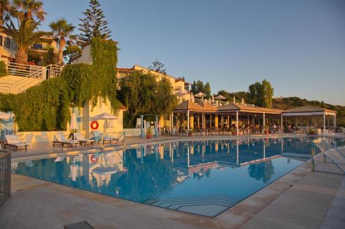 斯加雷塔Rethymno Mare & Water Park的一个大型游泳池,酒店背景