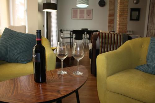 洛格罗尼奥LarDviura的桌子上放有一瓶葡萄酒和两杯酒