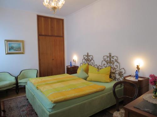 特拉雷戈Villa Morissolina的一间卧室配有一张带黄色枕头的床
