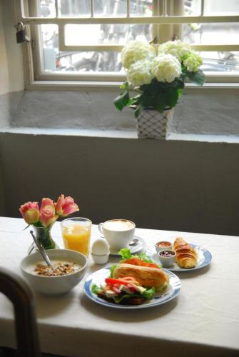 斯德哥尔摩斯汶韦塔帕里酒店的餐桌上摆放着早餐食品和饮料