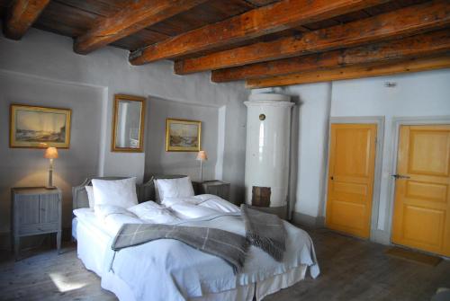 斯德哥尔摩斯汶韦塔帕里酒店的卧室配有一张带白色床单和枕头的大床。