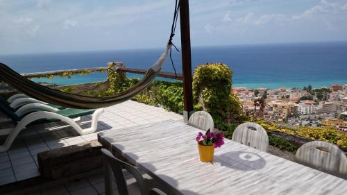 特罗佩阿Appartamenti Salato的海景阳台上的桌椅