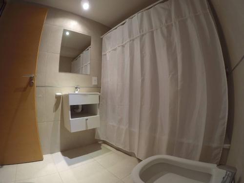 乔斯马拉尔Amatista的浴室设有卫生间、水槽和淋浴帘
