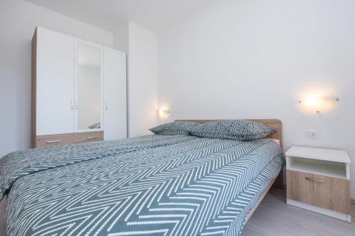Apartment Damir for 8 Labin-Rabac客房内的一张或多张床位