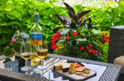 惠灵顿纽斯隆套房酒店的一张桌子,上面放着两杯葡萄酒和奶酪