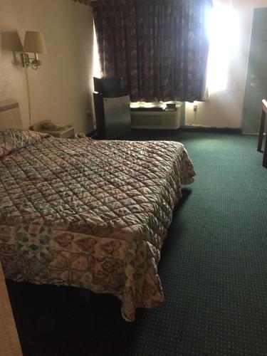 阿马里洛Camelot Inn的一间酒店客房,客房内配有一张床