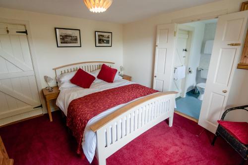 克洛纳基尔蒂The Wild Atlantic Hideaway的卧室配有白色的床和红色地毯