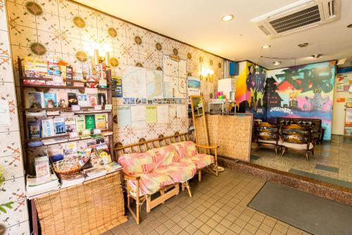 大阪东洋酒店的一间商店,里面摆放着桌椅