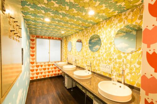 大阪东洋酒店的浴室设有4个水槽和一束镜子