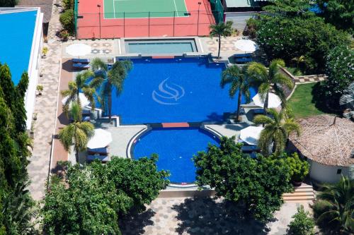 潘切TTC Hotel Phan Thiet的享有度假村游泳池的顶部景致