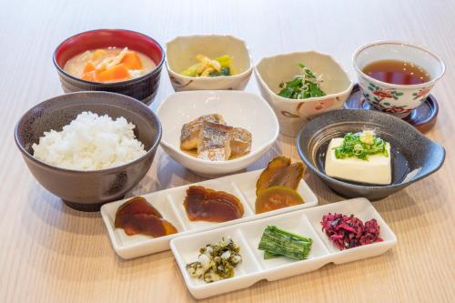 京都京都八条口相铁弗雷萨经济型酒店的一大碗饭,有米饭和蔬菜