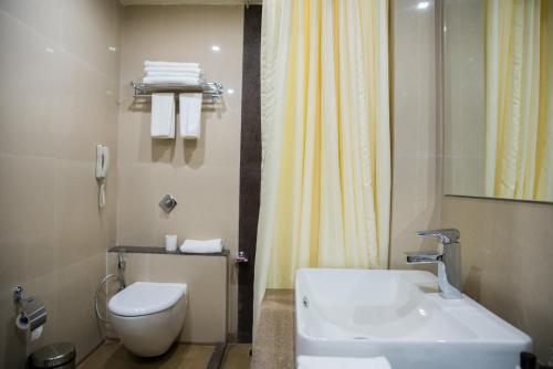 纳西克Hotel Grand Rio的浴室配有白色水槽和卫生间。