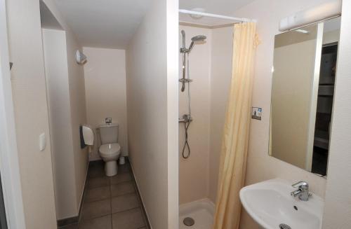 罗什福尔Auberge de jeunesse Rochefort的浴室配有卫生间、盥洗盆和淋浴。