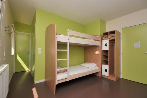罗什福尔Auberge de jeunesse Rochefort的带两张双层床的客房,拥有绿色的墙壁