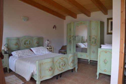 TerruggiaCascina Trapella的一间卧室配有一张床和镜子