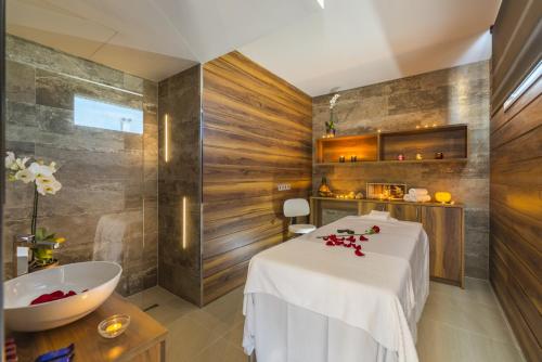 罗列特海岸马索尔酒店的客房设有桌子和浴室。