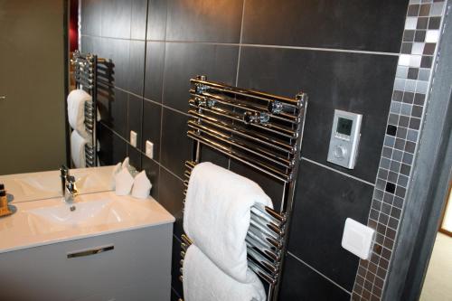 欧丹冈L'entre-mers的一间带水槽和毛巾架的浴室