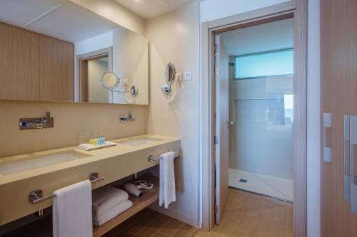 帕尔马海滩丰塔内利亚斯海滩公寓式酒店的一间带水槽和淋浴的浴室