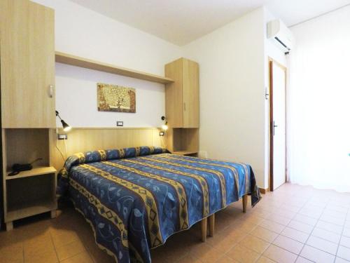 卡斯特拉纳格罗泰Hotel La Vetta Europa的一间卧室配有一张蓝色和黄色毯子的床