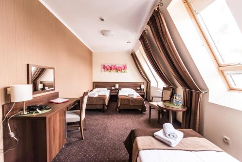 切霍齐内克奥斯特里亚会议及Spa酒店的酒店客房,设有三张床和镜子