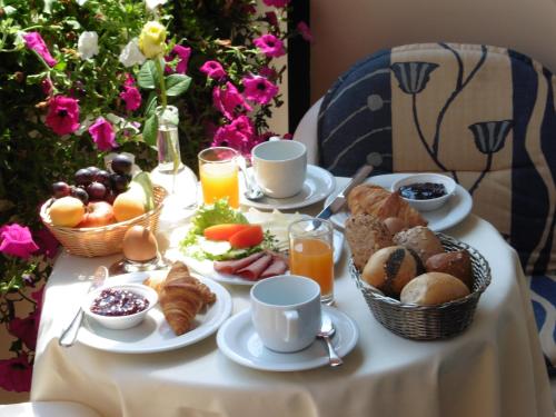 巴特赫尔斯费尔德艾姆科帕克酒店的一张桌子,上面有早餐食品和饮料