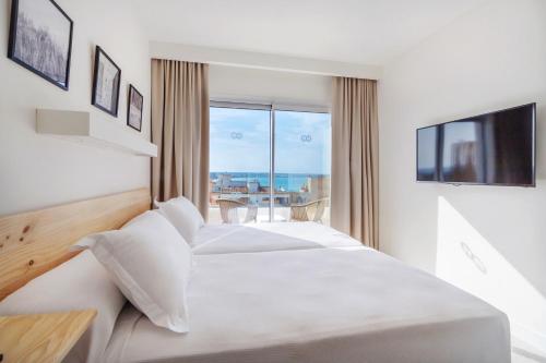 坎帕斯蒂利亚HM Alma Beach - Adults Only的酒店客房,配有床和电视