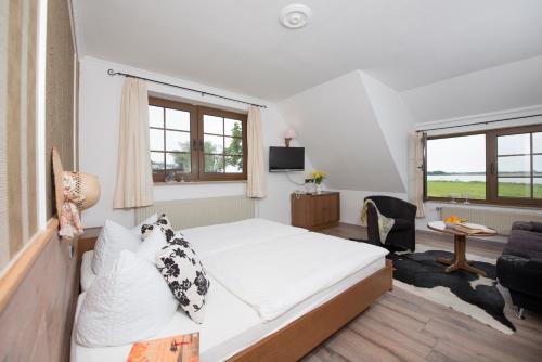 米德尔哈根米德尔哈根黛琪格拉芙旅馆的一间卧室设有一张床和一间客厅。