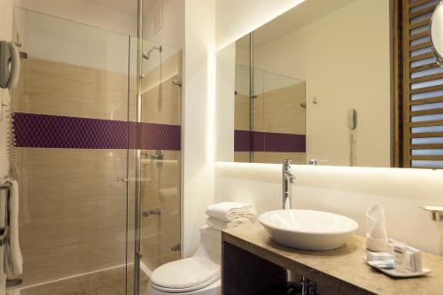波哥大美居波哥大Bh雷蒂罗酒店的浴室配有卫生间、盥洗盆和淋浴。