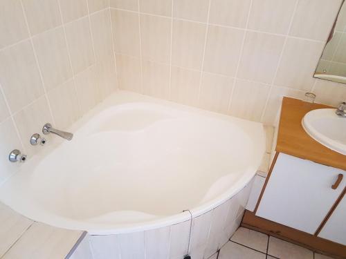 马盖特Dumela Margate Flat No 2的浴室配有白色浴缸及水槽