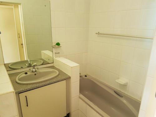 马盖特Dumela Margate Flat No 5的白色的浴室设有水槽和浴缸。