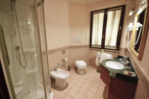 罗马西里西亚酒店的浴室配有卫生间、盥洗盆和淋浴。
