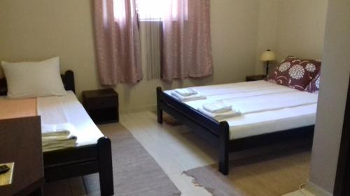 莱斯科瓦茨Asterix Rooms的小房间设有两张床和窗户