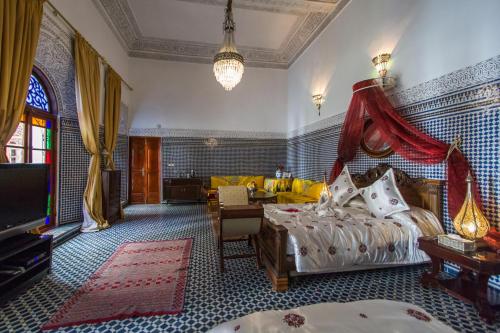 非斯Riad Damia Suite &Spa的一间卧室配有一张带天蓬的床