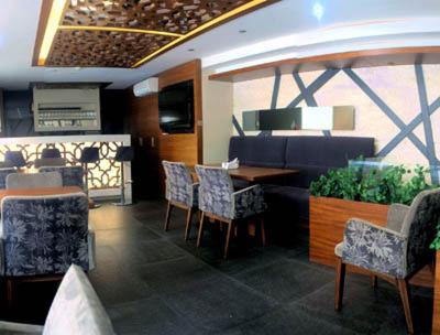 科贾埃利Izmıt Saray Hotel的一间带桌椅的餐厅和一间用餐室