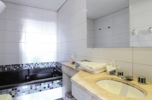 圣保罗席帕斯汽车旅馆（仅限成人）的一间带水槽和台面的浴室