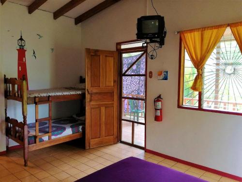 卡维塔Cabinas Caribe Luna的客房设有两张双层床和电视。