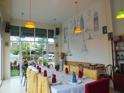 沙湾拿吉阿瓦隆公寓的用餐室配有红色餐巾和长桌