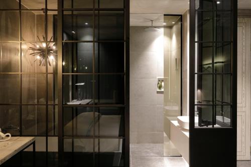 龙仁市伊斯基亚酒店的一间带玻璃柜和水槽的浴室