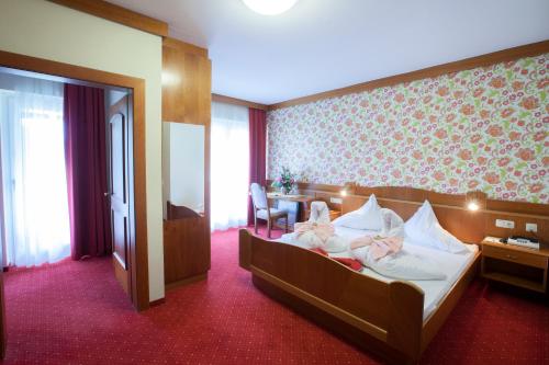 圣卡尼兹西尔维娅酒店的一间酒店客房,有两名儿童躺在床上