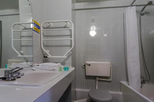 福克斯通格兰德柏思汀酒店的一间带水槽、卫生间和淋浴的浴室