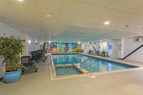 福克斯通格兰德柏思汀酒店的游泳池,带椅子的房间