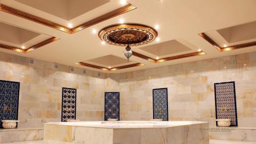 什图罗沃Artemis Resort Wellness Hotel的大堂设有一张大大理石桌子和吊灯。