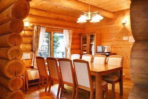 嬬恋村乌鲁贝村出租山林小屋的小屋内带桌椅的用餐室