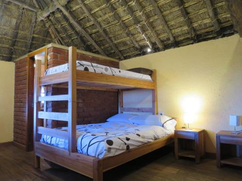 Hacienda ColtaTurismo Comunitario La Esperanza的一间卧室配有双层床