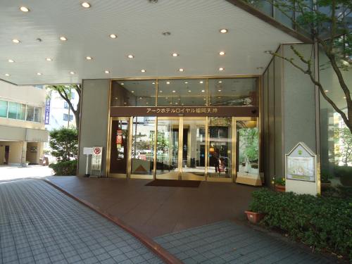 福冈Ark Hotel Royal Fukuoka Tenjin -ROUTE INN HOTELS-的一座大建筑,设有商店入口