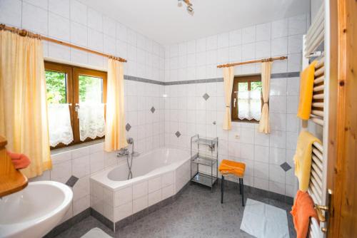StrohmarktOberbach的白色的浴室设有浴缸和水槽。